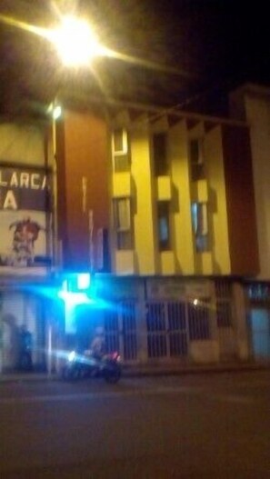 Fachada de la propiedad por la tarde o noche