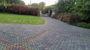 Free self-parking - The Inn at 6 (Kingston)