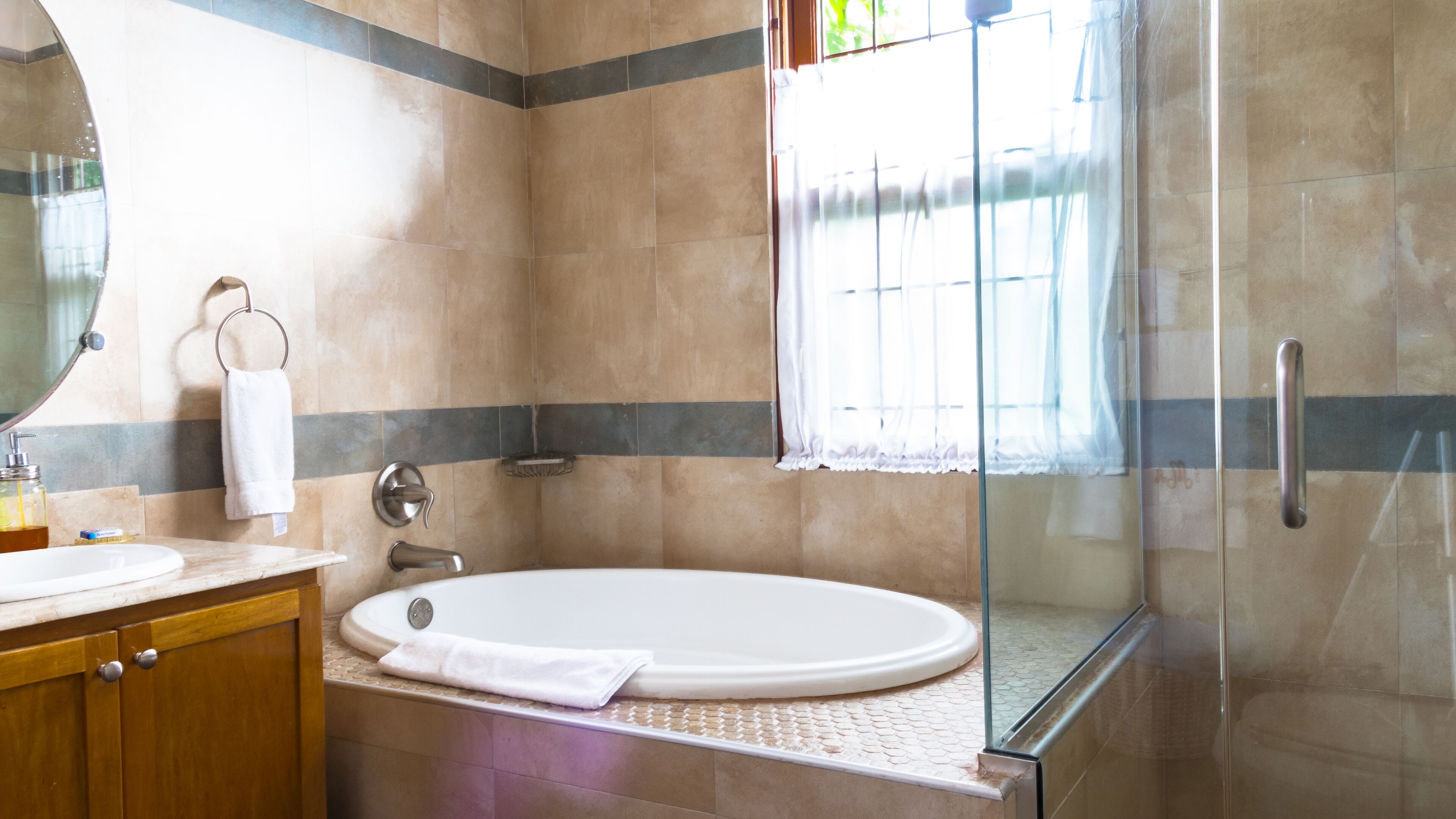 Deep-soaking bathtub