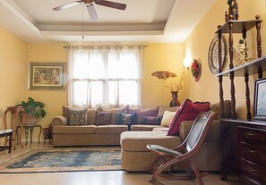 Flat-screen TV - The Inn at 6 (Kingston)