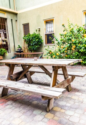 BBQ/picnic Area - The Inn at 6 (Kingston)