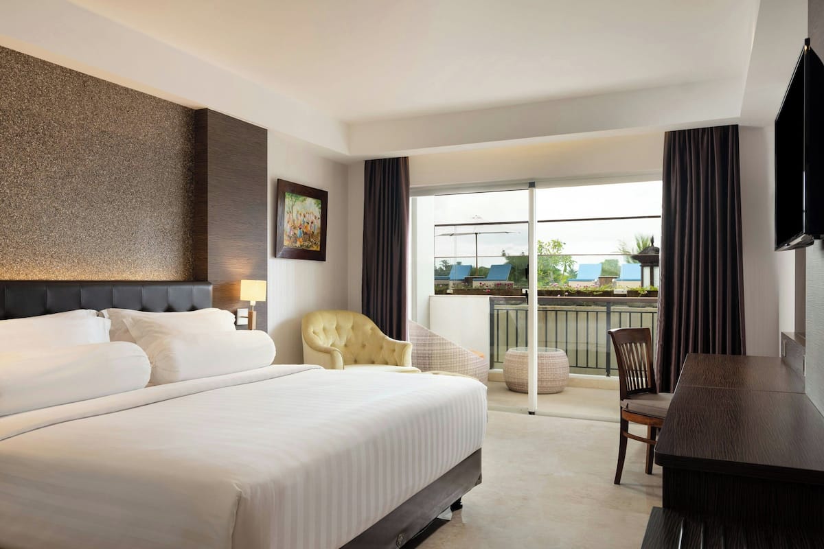 Room, 1 King Bed, Balcony | Egyptian cotton sheets, premium bedding, in-room safe, desk
