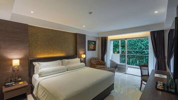 Room, 1 King Bed, Smoking, Balcony | Egyptian cotton sheets, premium bedding, in-room safe, desk