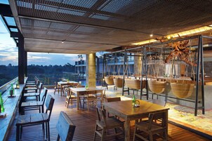 Ofrece almuerzos, cenas y happy hour (con vistas al jardín)