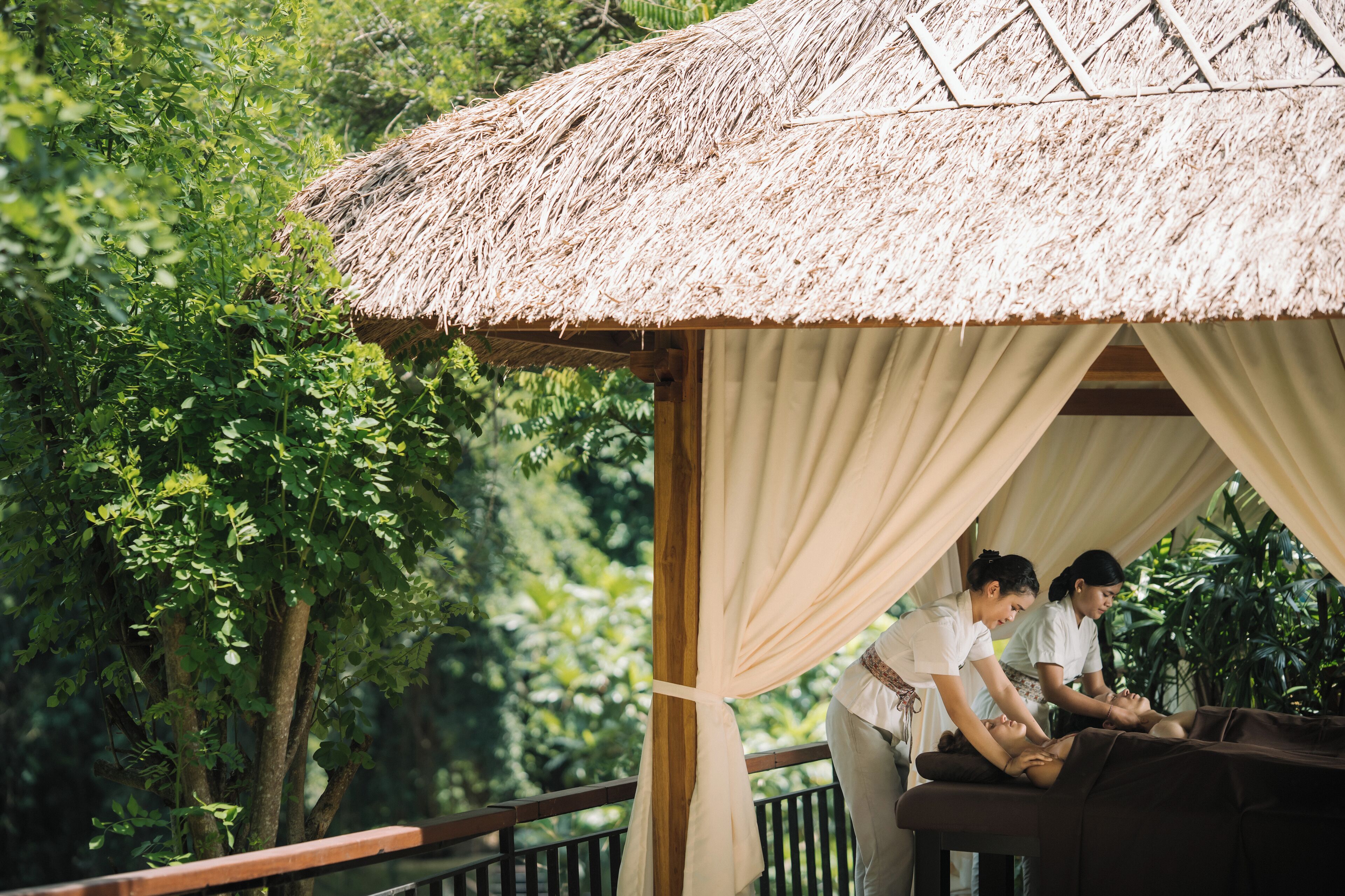 雙人療程室、熱水浴缸、身體療程、熱石按摩、面部療程、腳底按摩