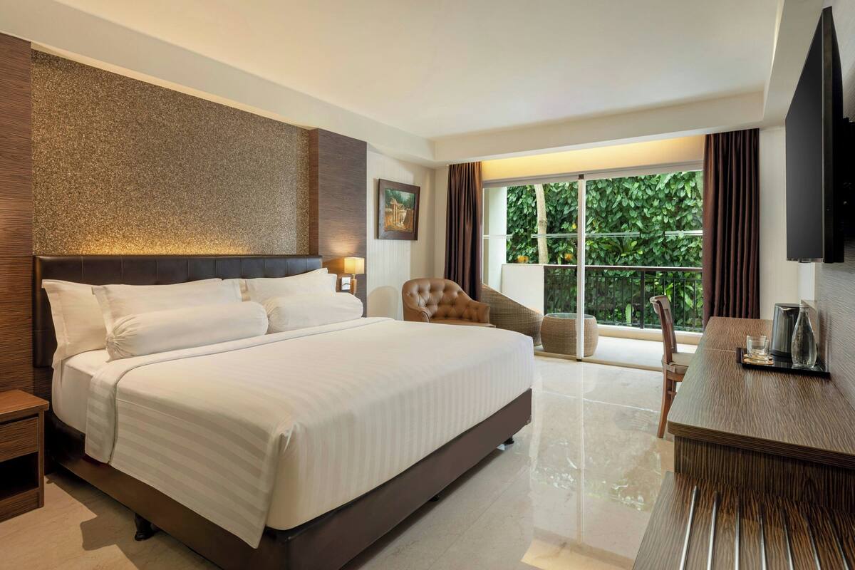 Room, 1 King Bed, Balcony | Egyptian cotton sheets, premium bedding, in-room safe, desk