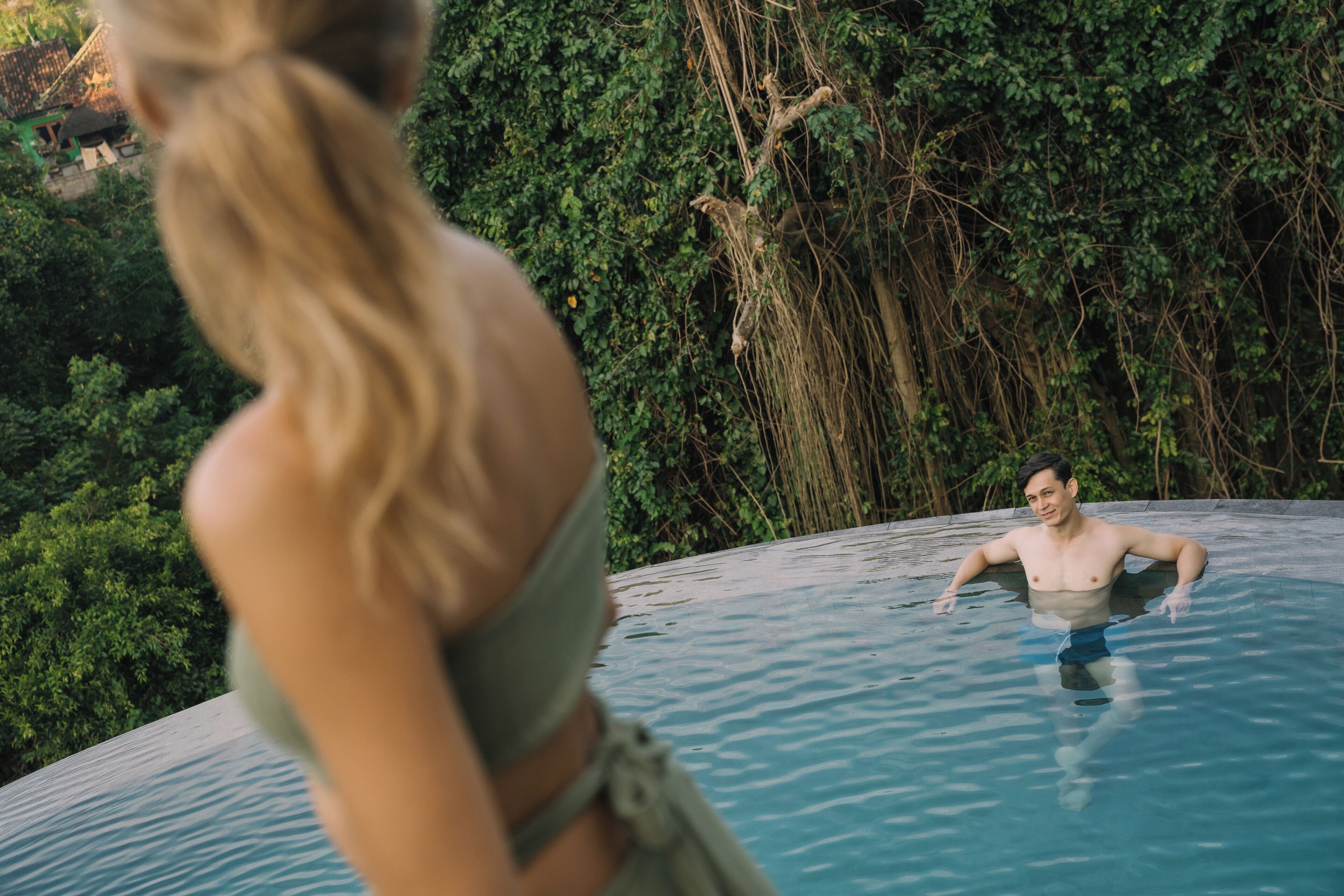 2 つの屋外プール、営業時間 6:30 ～ 18:00、プール パラソル、サンラウンジャー