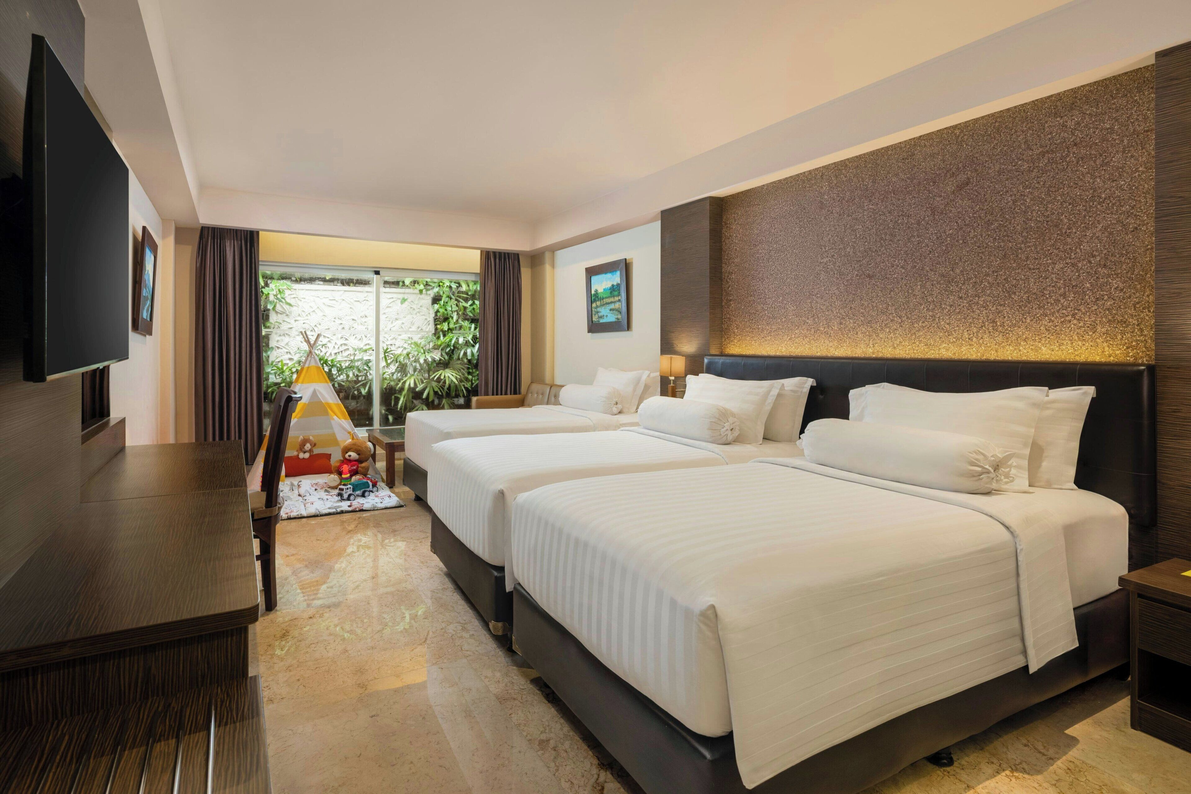 Family Room, 3 Twin Beds | Egyptian cotton sheets, premium bedding, in-room safe, desk