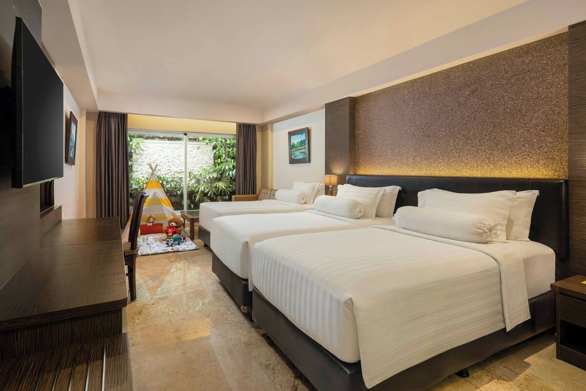 Family Room, 3 Twin Beds | Egyptian cotton sheets, premium bedding, in-room safe, desk