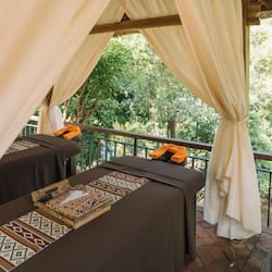 Salas de tratamiento para parejas y tina de hidromasaje