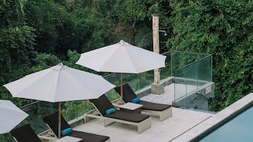 2 buitenzwembaden, parasols voor strand/zwembad