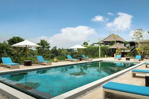 2 piscinas al aire libre, sombrillas, sillones reclinables de piscina