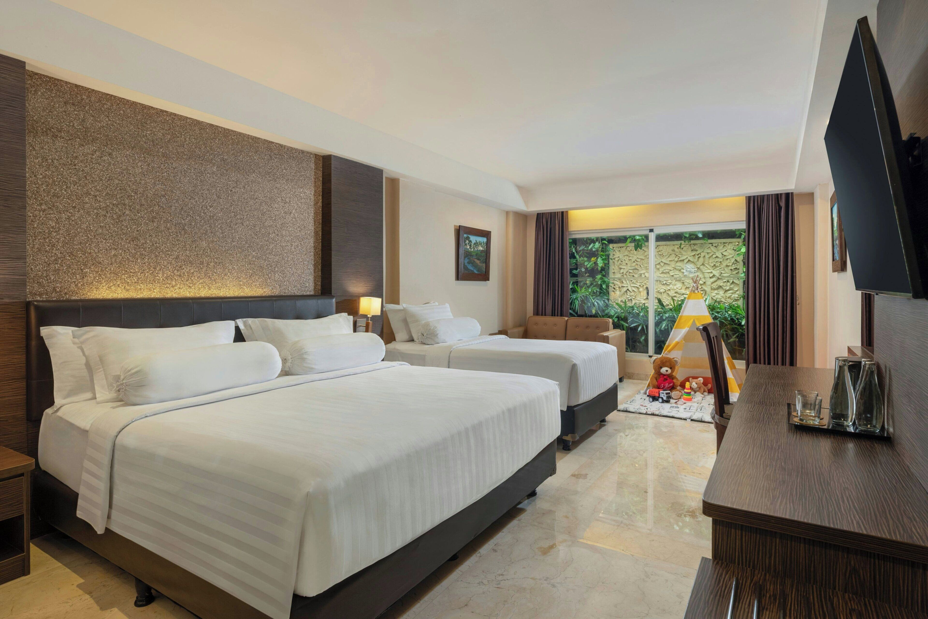 Family Room, 1 King Bed | Egyptian cotton sheets, premium bedding, in-room safe, desk