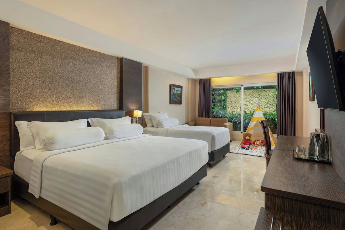 Family Room, 1 King Bed | Egyptian cotton sheets, premium bedding, in-room safe, desk