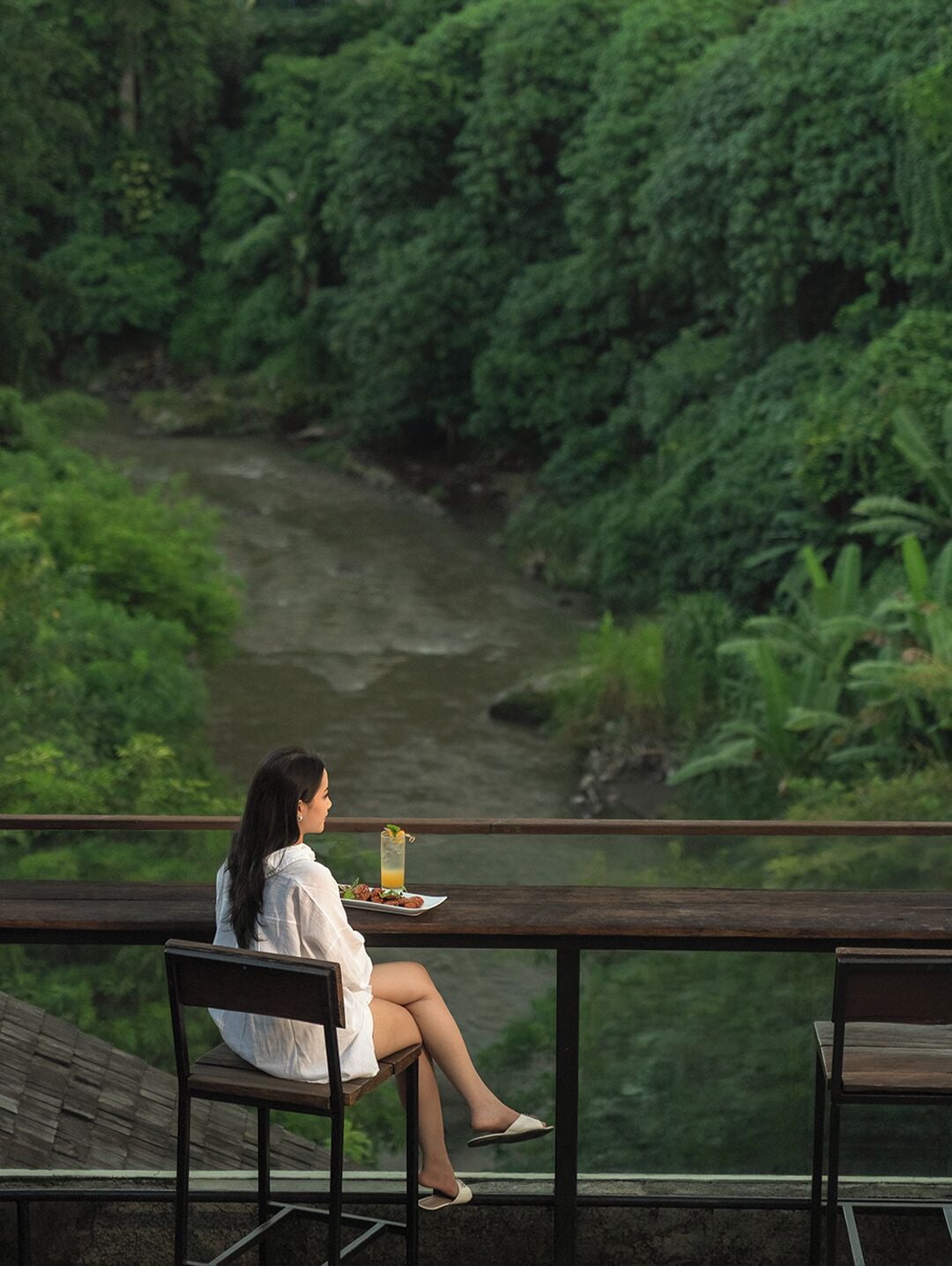 Vue sur le jardin, sert le déjeuner, le dîner et l'apéritif