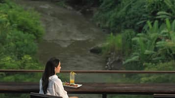 Vue sur le jardin, sert le déjeuner, le dîner et l'apéritif