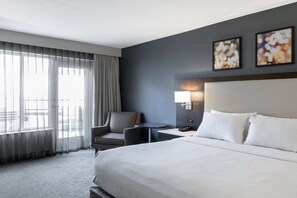 Deluxe Studio Suite, 1 King Bed with Sofa bed, Balcony | Premium bedding, in-room safe, desk, laptop workspace - Hilton Garden Inn Minneapolis University Area (Minneapolis)