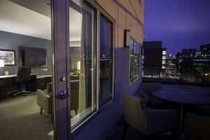 43-英寸液晶电视（配备有线频道）、电视、MP3 基座