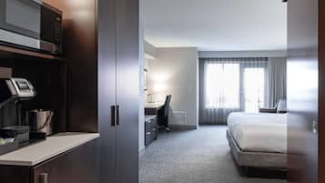 Studio Suite Deluks, 1 Tempat Tidur King dengan tempat tidur Sofa, balkon | 1 kamar tidur, seprai premium, brankas, dan meja kerja