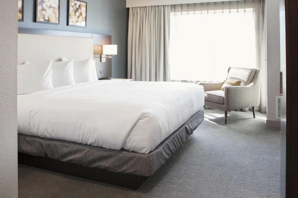 Luxe beddengoed, een kluis op de kamer, een bureau, een laptopwerkplek