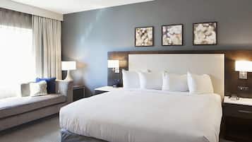 Ylelliset vuodevaatteet, tallelokero huoneessa, työpöytä