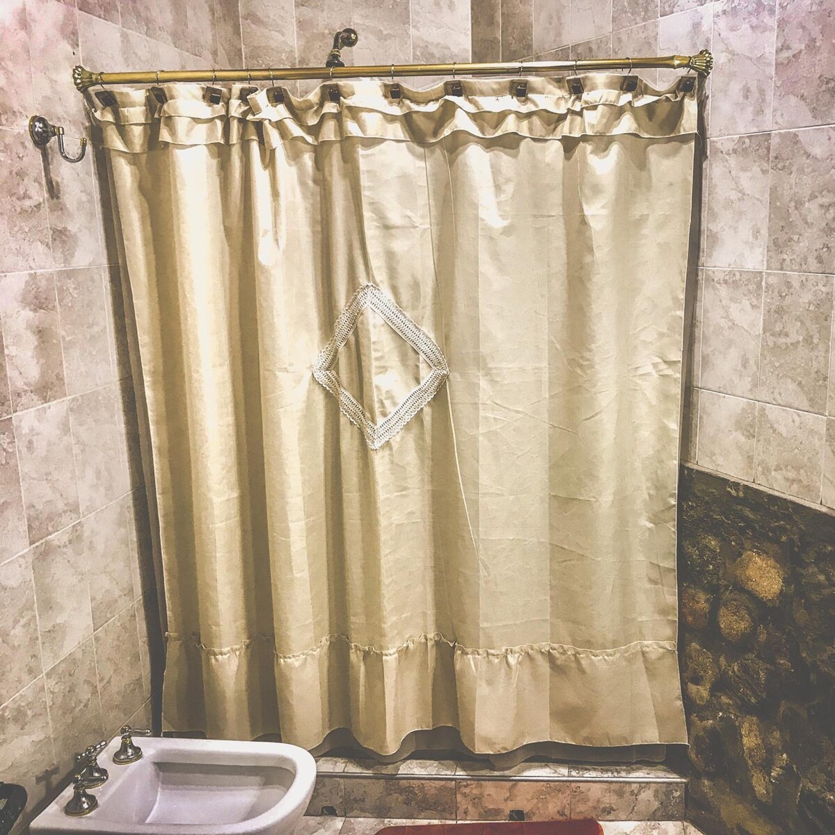 Ducha, artículos de higiene personal gratuitos, secador de pelo y bidé