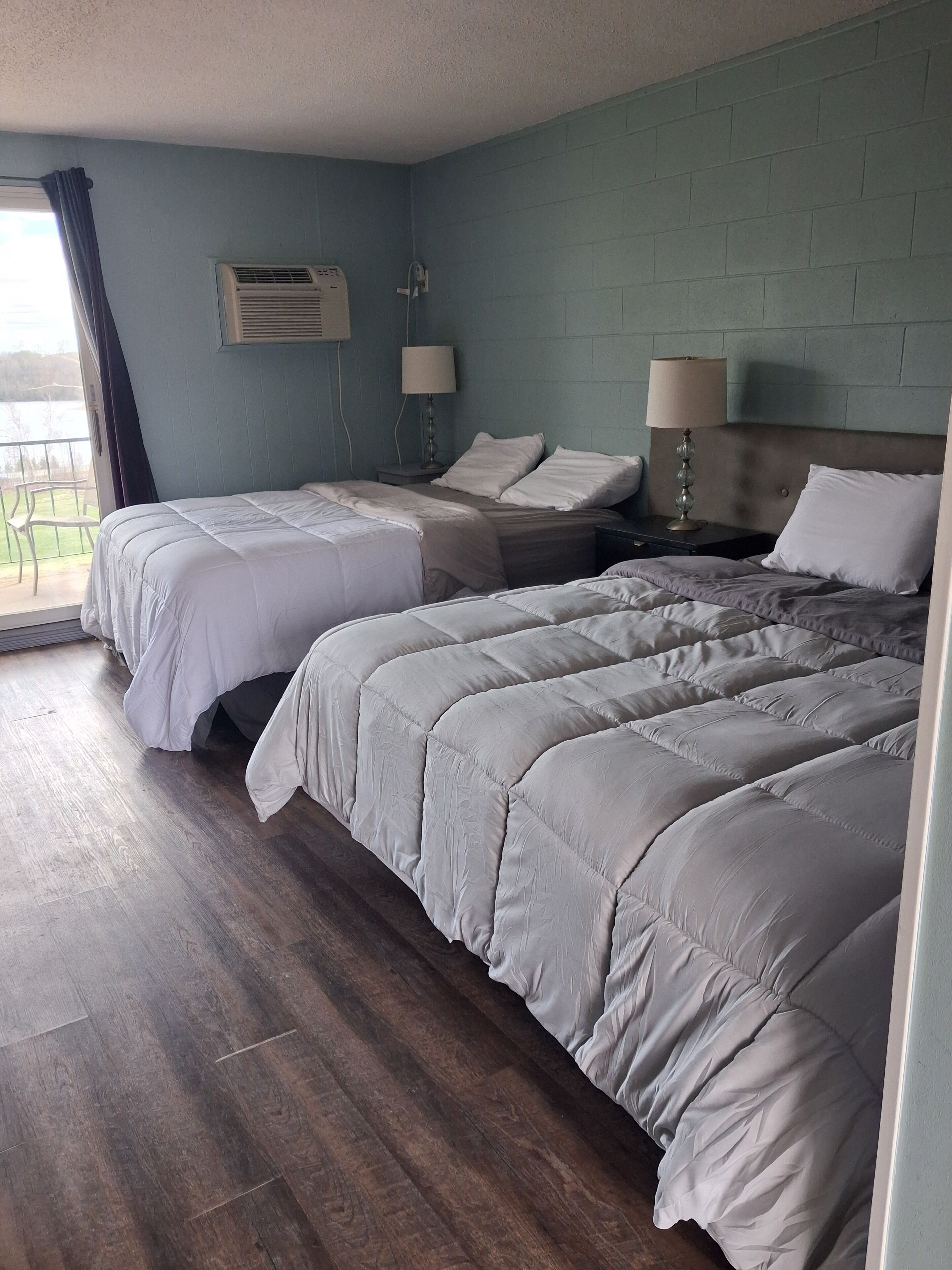 غرفة بتجهيزات أساسية - سريران كبيران - بمنظر جزئي للبحيرة | مكتب وواي فاي مجانًا وملاءات أسرّة