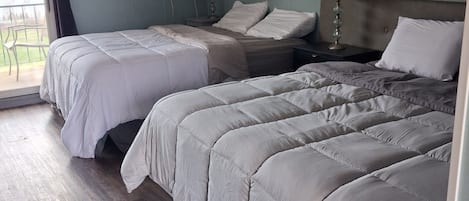 Habitación básica, 2 camas de matrimonio, vistas parciales al lago | Escritorio, wifi gratis, ropa de cama