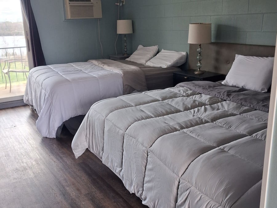 Basic Room, 2 Queen Beds, Partial Lake View