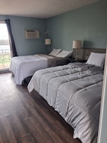 Quarto básico, 2 camas Queen, vista parcial para o lago | Escrivaninha, Wi-Fi de cortesia, roupa de cama