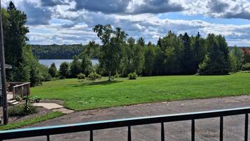 Chambre Standard, plusieurs lits, vue partielle sur le lac | Vue depuis le balcon