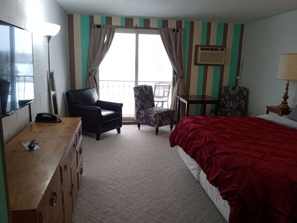 Room, 1 King Bed, Balcony, Lake View