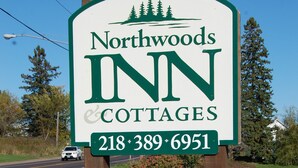 Schild für Northwoods Inn & Cottages mit einer Kontaktnummer.
