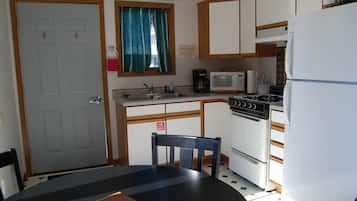 Cottage, 2 Bedrooms, Lake View | Private kitchen