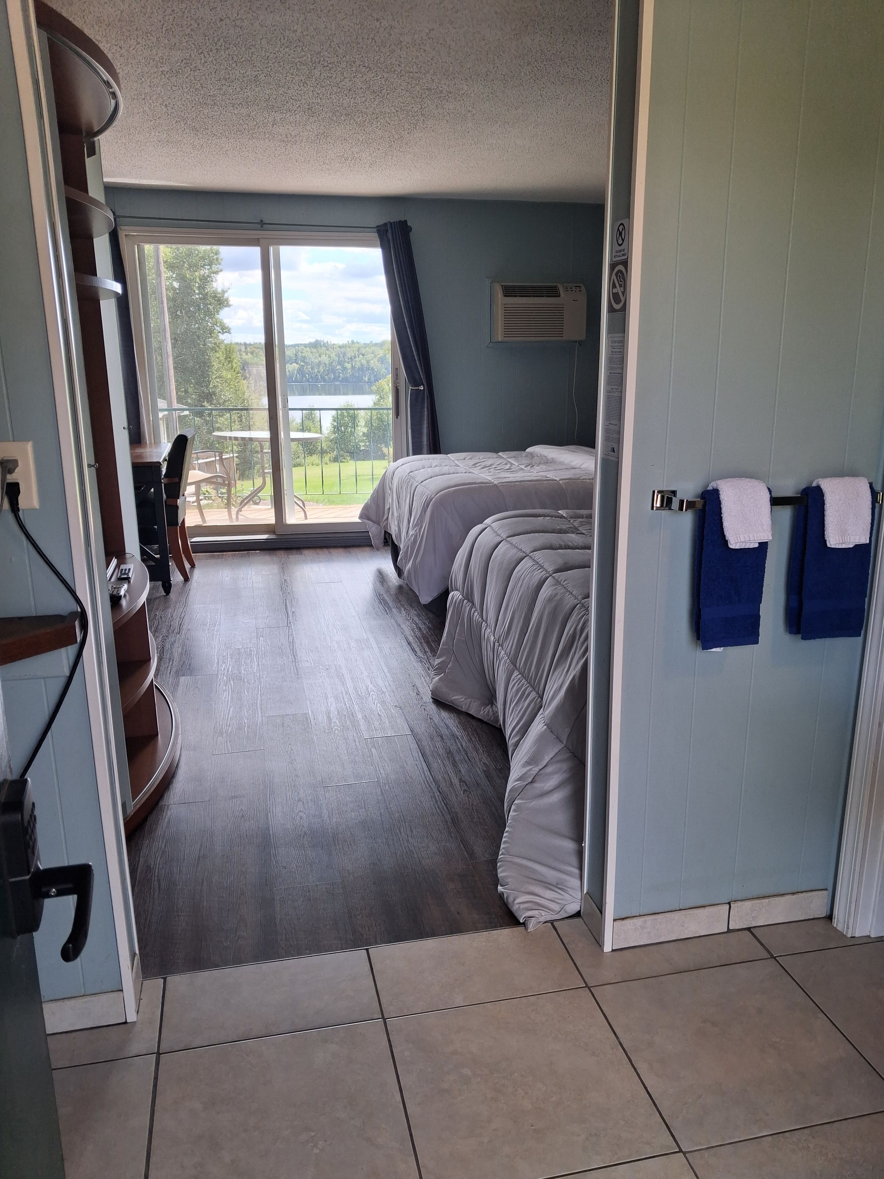 Chambre Standard, plusieurs lits, vue partielle sur le lac | Wi-Fi gratuit, draps fournis