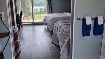 Chambre Standard, plusieurs lits, vue partielle sur le lac | Wi-Fi gratuit, draps fournis