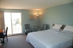 Quarto, 1 cama King, sacada, vista para o lago | Escrivaninha, Wi-Fi de cortesia, roupa de cama
