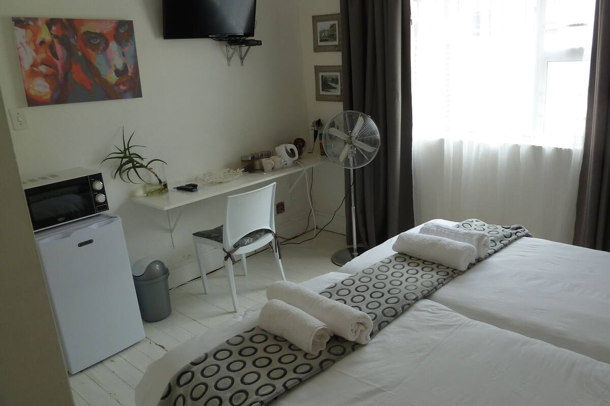 Classic Double Room with Shower. 3 | In-room safe, desk, free cribs/infant beds, free WiFi