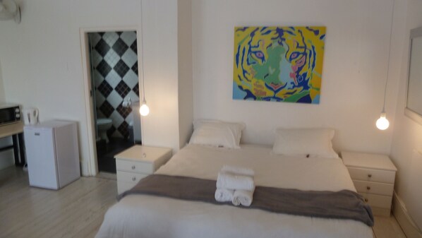 Perhehuone, 1 makuuhuone (Family Room with Private Bathroom. 4) | Tallelokero huoneessa, työpöytä, ilmaiset vauvansängyt, ilmainen Wi-Fi