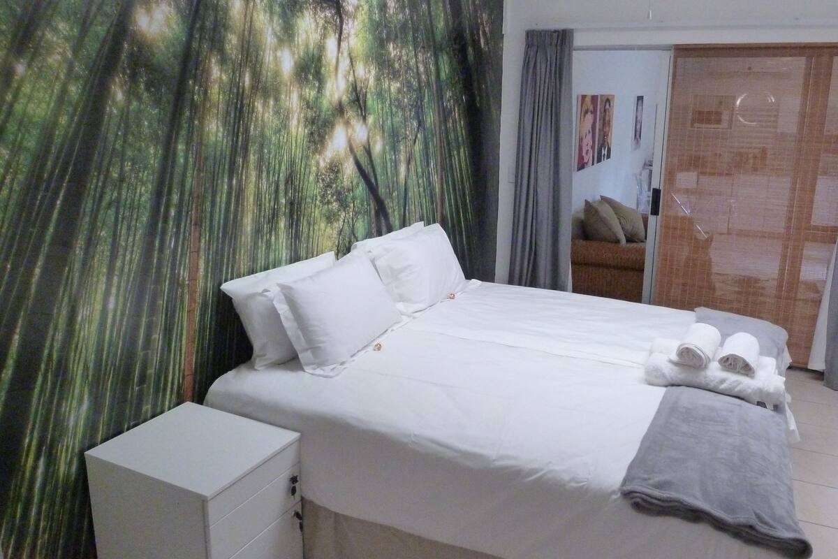 One bedroom garden apartment | In-room safe, desk, free cribs/infant beds, free WiFi