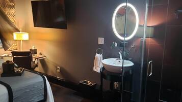 Studio, 1 Queen Bed ( Vu ) | Premium bedding, individually decorated, individually furnished