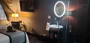 Studio, 1 Queen Bed ( Vu ) | Premium bedding, laptop workspace, blackout drapes - Vu Guesthouse (Louisville)