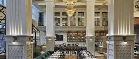 3 restaurants, breakfast, lunch, dinner served; seafood