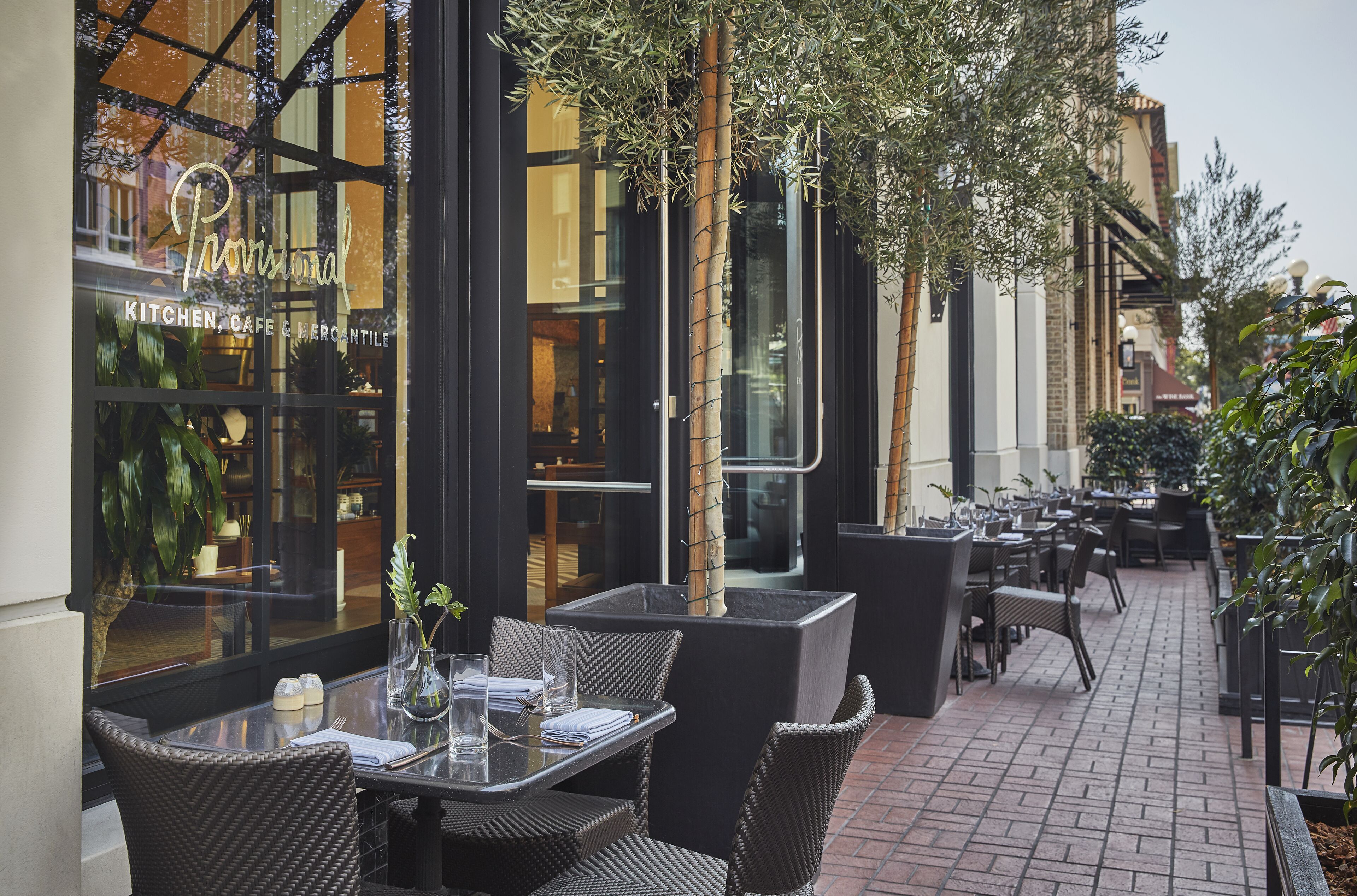 3 restaurants, breakfast, lunch, dinner served; seafood