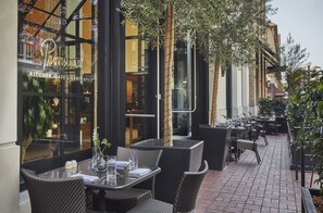 3 restaurants, breakfast, lunch, dinner served; seafood