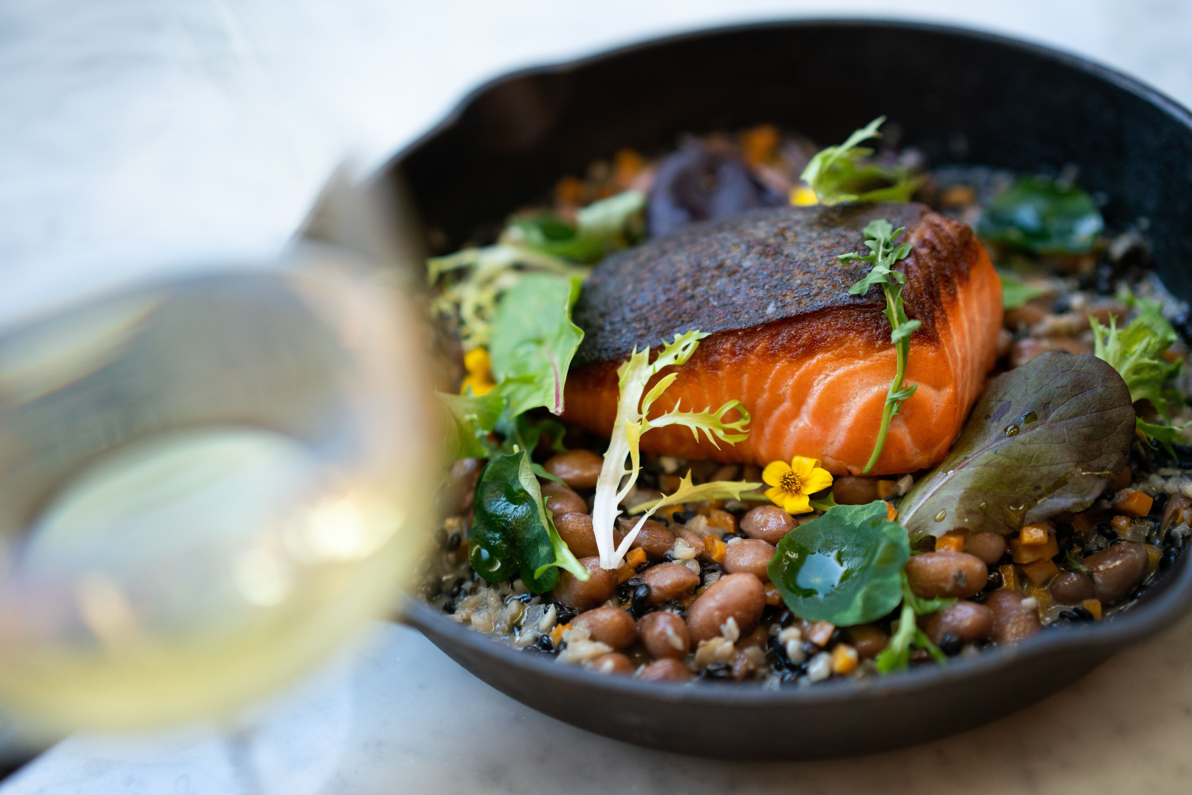 3 restaurants, breakfast, lunch, dinner served; seafood