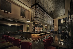 3 bars, lounge dans le hall, brewpub