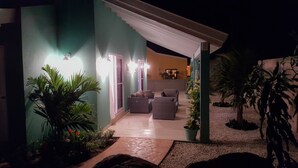 Romantische Villa, 2 Schlafzimmer, Terrasse, Blick auf die Anlage | Terrasse/Patio