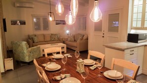 Romantische Villa, 2 Schlafzimmer, Terrasse, Blick auf die Anlage | Wohnbereich