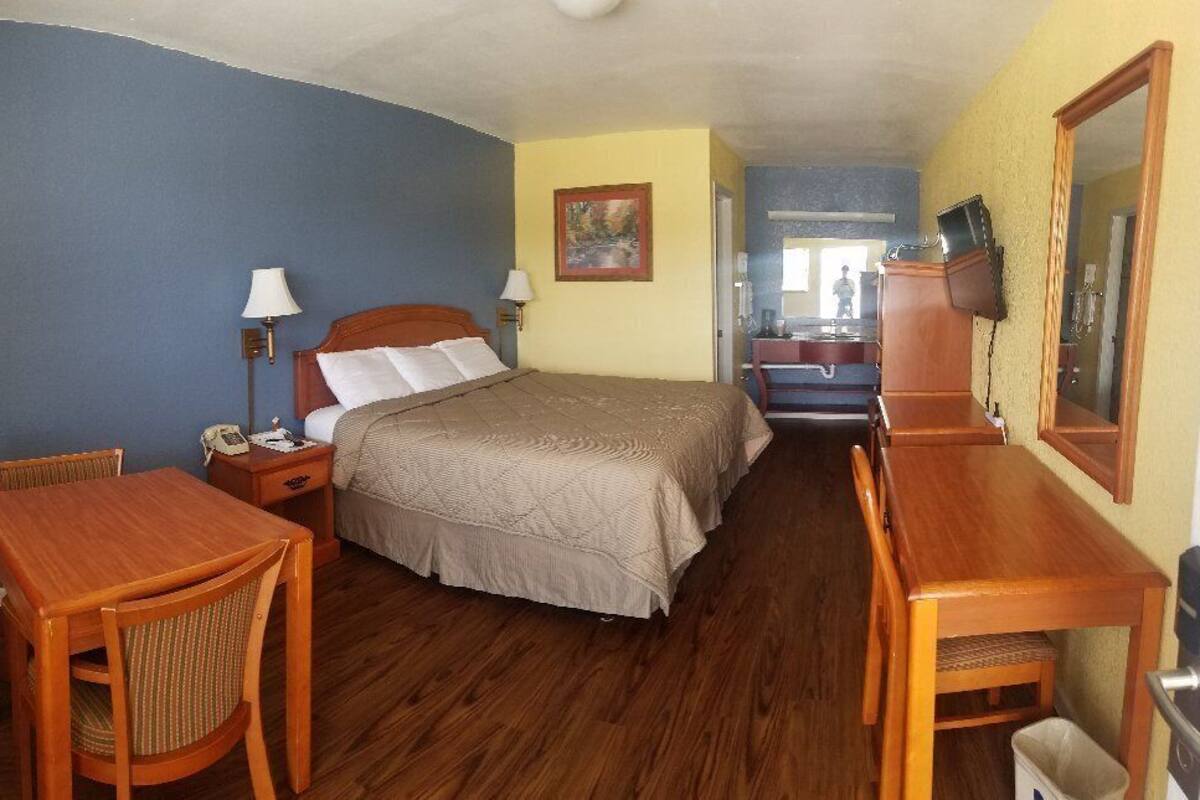 Basic Room, 1 King Bed | 1 bedroom, desk, iron/ironing board, WiFi (free)
